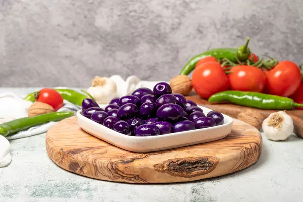 紫色或蓝莓橄榄 在盘子里放紫色橄榄当早餐 免版税图库照片