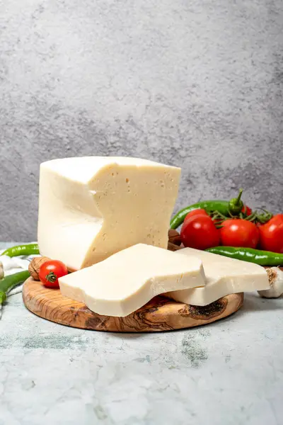 成熟的奶酪 在木制餐盘上的奶酪 当地名称Mihalic Peyniri 图库图片