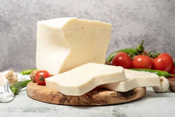 成熟的奶酪 在木制餐盘上的奶酪 当地名称Mihalic Peyniri 图库照片