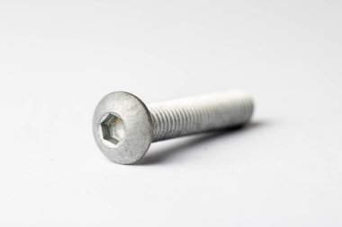 Beyaz arka planda krom inbus fındıkları.