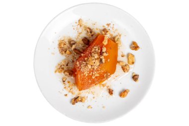 Balkabağı tatlısı. Türk ve Orta Doğu mutfağı tatlısı. Ramazan yemeği. Beyaz arka planda şerbetli balkabağı tatlısı