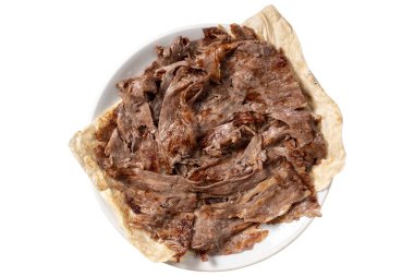 Et donörü kebabı. Türk ve Ortadoğu mutfağı tatları. Doner kebabı beyaz arkaplanda izole edildi. Yerel isim tabakta ve donör