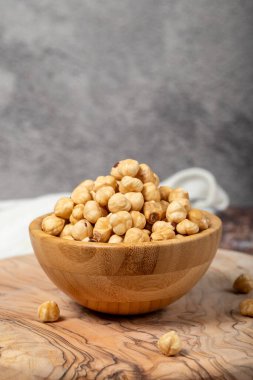 Ahşap arka planda fındık. Kavrulmuş fındık.