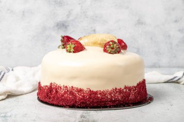Çilekli pasta. Gri arkaplanda süslenmiş doğum günü pastası