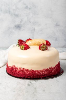 Çilekli pasta. Gri arkaplanda süslenmiş doğum günü pastası
