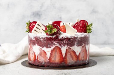 Çilekli pasta. Gri arkaplanda süslenmiş doğum günü pastası