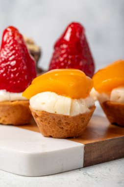 Gri arkaplanda meyveli tart.