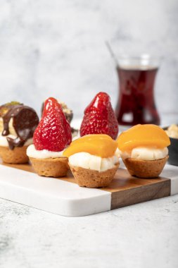 Gri arkaplanda meyveli tart.