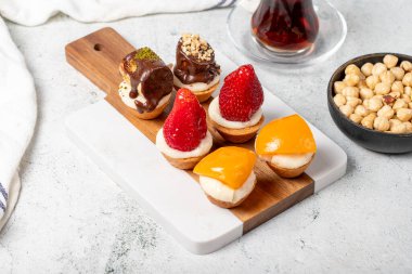 Gri arkaplanda meyveli tart.