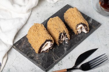 Gri arka planda çilekli tatlı.