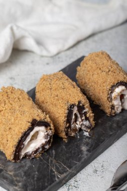 Gri arka planda çilekli tatlı.