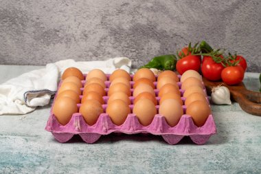 Tavuk yumurtası. Bir karton içinde yumurtalar.