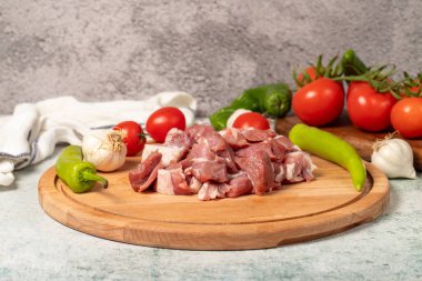 Doğranmış inek eti. Ahşap zeminde taze et.