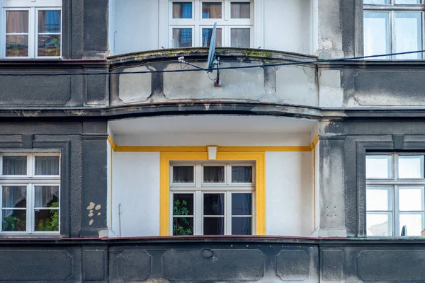 波兰西里西亚Katowice现代化公寓楼的翻新阳台 Loggia 照顾好你自己的环境 旧建筑物的墙壁与翻新后的阳台的对比 — 图库照片