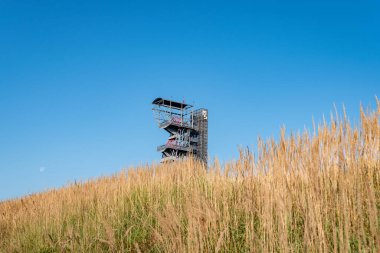 Katowice, Silezya, Polonya, 13 Ekim 2022: Eski Katowice madeninin maden kulesi, şimdi yüksek, dekoratif çimlerin arasında Silezya Müzesi rem. Güzel, sonbahar günü.
