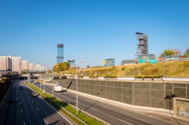 Katowice, Silezya, Polonya, 13 Ekim 2022: Katowice City 'de görüş. Silezya Müzesi, KTW gökdelen NOSPR binası ve konut binaları. Otoyol alt geçitte ilerliyor..