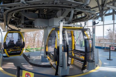 Bielsko-Biala, Silezya, Polonya, 30 Ekim 2022: Szyndzielnia Dağı 'ndaki teleferik istasyonunda. Camlı, sarı vagonlar dönüyor. Yürüyüşçüler ve MTB motorcuları için harika bir yer.