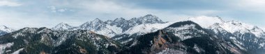 Karla kaplı tepeleri olan güzel bir dağ manzarası. Tatra Dağları 'ndaki Polana Rusinowa manzarası. Tatra Ulusal Parkı, Polonya