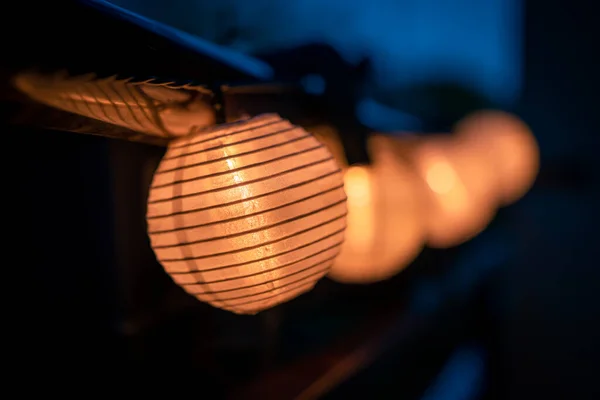 Een Verlichte Slinger Met Zonnelampen Opgehangen Aan Balustrade Van Het — Stockfoto