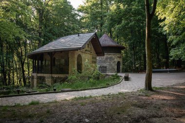 Tarnowskie Gory, Polonya - 27 Mayıs 2023: Black Trout Adit. Sylwester şaftı çok güzel tarihi bir parkta. Her şey burada başlıyor.