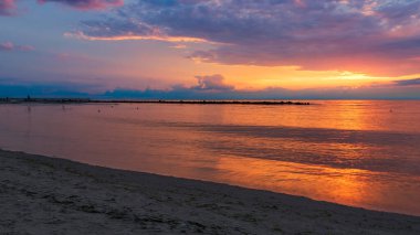Baltık Denizi üzerinde güzel bir gün batımı. Deniz dalgaları. Darlowo, Polonya