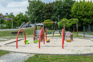 Zabrze, Polonya - 19 Haziran 2023: Kraliçe Luiza Adit yakınlarındaki Zabrze 'de 12C parkı. Eğitim alanı ve oyun alanı. Maden altyapısı olarak biçimlendirilmiş oyun alanı oyuncakları.