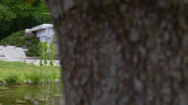 Chorzow, Polonya - 20 Haziran 2023: Silezya parkındaki Japon bahçesi. Şelalesi ve bakış açısı olan granit bir şelale..