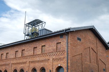 Kuyunun çelik yapısı ve sanayi sonrası tuğla bina. Kraliçe Louise Adit Carnall Bölgesi. Zabrze, Polonya