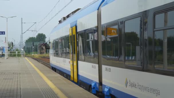 ポーランドのカトヴィツェ ザレス Katowice Zaleze 2023年6月26日 シレジア鉄道がカトヴィツェ ザレス駅を出発 ホームに到着した列車は列車の窓に反映されている — ストック動画