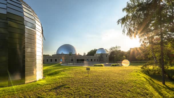 时间流逝 西里西亚天文馆的日落反射天宫和天文台圆顶的天空和太阳光 屋顶上的铝板 波兰Silesian公园Chorzow — 图库视频影像