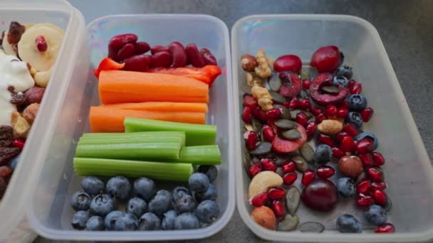 盒子里的健康食品充满了五彩缤纷的蔬菜和水果 无麸质煎饼 葡萄干 胡萝卜和辣椒 今天的伙食 — 图库视频影像