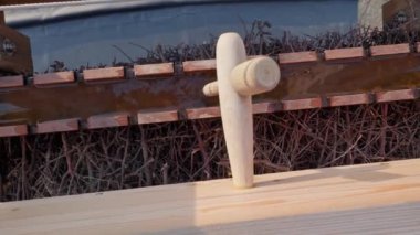 Tahta musluklar ki tuzlu su oluğa damlar ve siyah dikenlerden aşağı akar. Mezuniyet kulesi