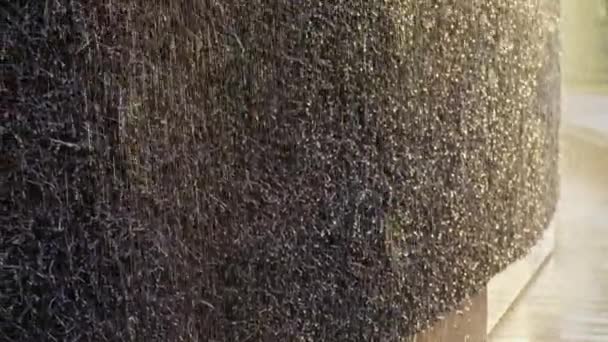 Mezuniyet Kulesi Batan Güneşin Aydınlattığı Kara Diken Duvarından Akan Tuzlu — Stok video