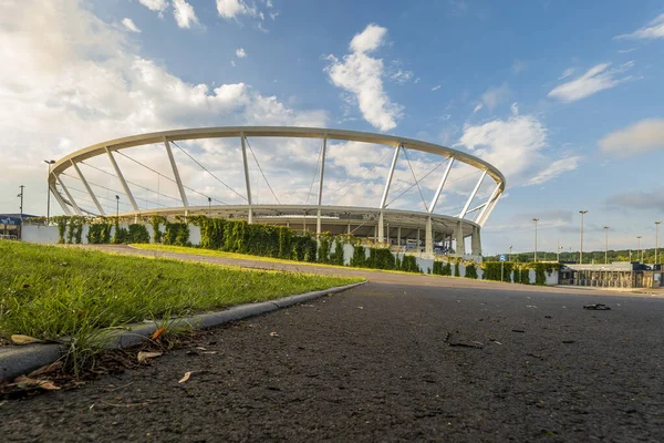 波兰霍茹夫 2023年7月17日 西里西亚体育场日落 屋顶悬挂在绳索上 在蓝天和少量云彩的映衬下 体育场的美丽冠冕 西里西亚公园 — 图库照片