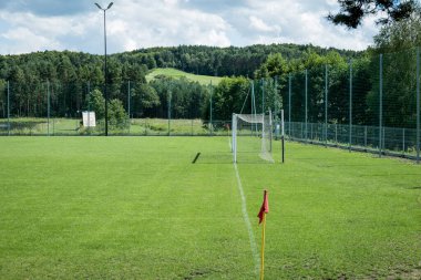 Tepeler ve ormanlar arasında küçük bir futbol sahası. Jacnia, Polonya