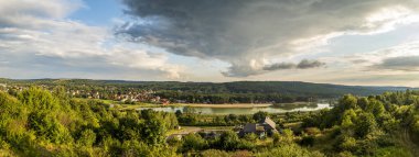 Göl kenarındaki gözcü kulesinden güzel bir manzara, tepeler ve ormanlar. Güneşli bir yaz öğleden sonra. Roztocze bölgesi. Doğu Polonya. Krasnobrod
