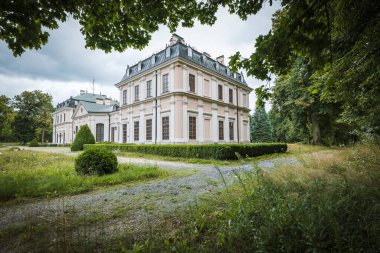 Sieniawa 'daki saray. Yeşillik dolu güzel bir park. Polonya