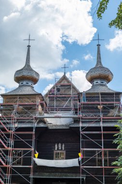 Tomaszow Lubelski, Polonya - 11 Ağustos 2023: Aziz Meryem Kilisesi Kilisesi. Barok tarzında ahşap tarihi kilise. Yenileme. İskeleler üzerinde çalış.. 