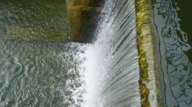 Nehirde küçük bir baraj. Düşen su. Yavaş çekim videosu.