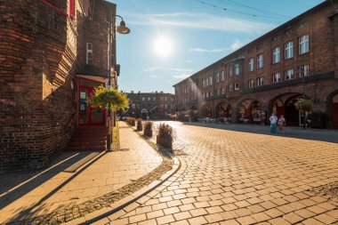 Katowice, Polonya - 05 Ağustos 2023: Geleneksel, Silezya bölgesi Nikiszowiec. Yenilenmiş, eski, tuğla bloklu evler, 1908-1919 yılları arasında madenciler için yapılmış. Güzel, öğleden sonra ışığı.. 