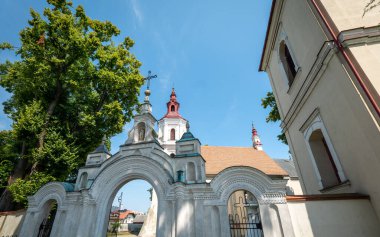 Ormanlar arasında küçük, güzel bir futbol sahası. Sabahın ilk ışıklarıyla, çimlerin üzerinde çiy taneleri. Roztocze bölgesi, Krasnobrod, Polonya