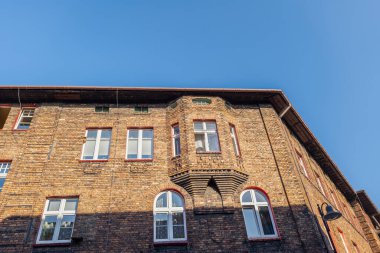 Ormanlar arasında küçük, güzel bir futbol sahası. Sabahın ilk ışıklarıyla, çimlerin üzerinde çiy taneleri. Roztocze bölgesi, Krasnobrod, Polonya