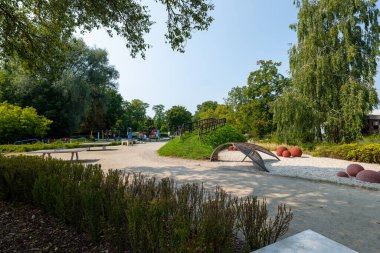 Blonie, Polonya - 20 Ağustos 2023: Çocuk parkı, kaykay parkı ve yüzme havuzu olan bir spor merkezi. Spor merkezi. 