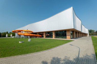 Blonie, Polonya - 20 Ağustos 2023: Çocuk parkı, kaykay parkı ve yüzme havuzu olan bir spor merkezi. Spor merkezi. 