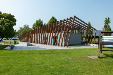 Blonie, Polonya - 20 Ağustos 2023: Çocuk parkı, kaykay parkı ve yüzme havuzu olan bir spor merkezi. Spor merkezi. 