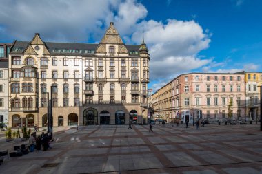 Katowice, Polonya - 4 Kasım 2023: Katowice 'deki Dworcowa Caddesi' ndeki tarihi apartman evleri. Eski istasyon alanı.