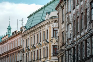 11 Kasım Caddesi 'ndeki güzel apartman evleri. Bielsko-Biala. Zengin dekore edilmiş konutlar. Mansard çatısı patentli bakır çarşaflarla kaplı.