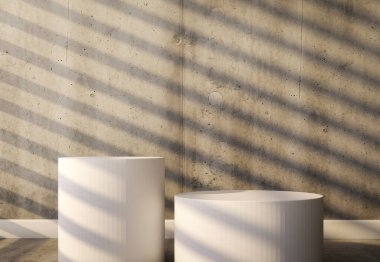 Mimari beton bir duvarın arka planında silindir şeklinde platformlar. Duvarda ve platformlarda beliren perdelerin gölgesiyle soyut yumuşak arkaplan