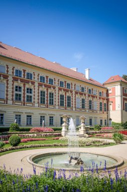 Lancut, Polonya - 15 Ağustos 2024: Güneşli bir günde güzel bir kale. Güzel kale bahçeleri