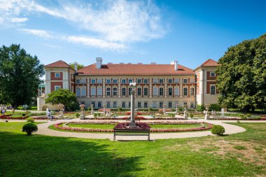 Lancut, Polonya - 15 Ağustos 2024: Güneşli bir günde güzel bir kale. Güzel kale bahçeleri